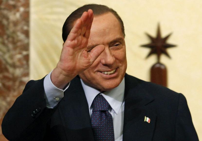 Silvio Berlusconi pozdrawia zwolenników, opuszczając rzymski pałac Chigi po ceremonii przekazania władzy Mario Montiemu, listopad 2011 r. Silvio Berlusconi pozdrawia zwolenników, opuszczając rzymski pałac Chigi po ceremonii przekazania władzy Mario Montiemu, listopad 2011 r.