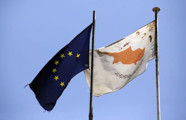 Flagi UE i Cypru (fot. Bloomberg) Flagi UE i Cypru (fot. Bloomberg)