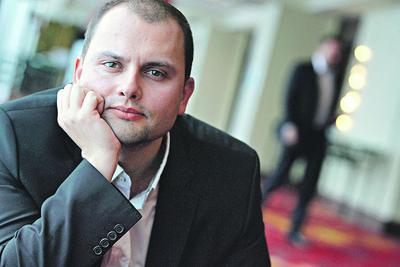 Śledztwo, w którym zarzuty udziału w gangu i prania pieniędzy przedstawiono jego współpracownikom, to niejedyny kłopot Marcina Niewęgłowskiego, byłego prezesa Imagisu. Na wniosek obecnego zarządu spółki stołeczna prokuratura bada też wypływy pieniędzy na prywatne konta eksszefa (z tytułu zaliczki na wynagrodzenie i zakupu akcji MapGo24). Marcin Niewęgłowski zapewnia, że były zgodne z prawem.