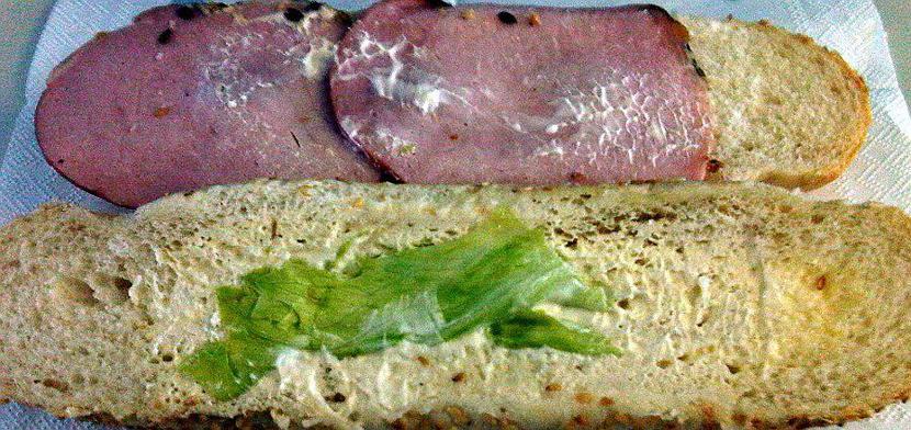 Po 4 godzinach od zapięcia pasów zaczęto roznosić opakowaną w celofan bułę z atrakcyjną nalepką „Bon Appetit” (fot. S. Majcherczyk) Po 4 godzinach od zapięcia pasów zaczęto roznosić opakowaną w celofan bułę z atrakcyjną nalepką „Bon Appetit” (fot. S. Majcherczyk)