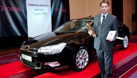 Tomasz Lis i Citroën C5, którego przeznaczył na akcję Jurka Owsiaka Tomasz Lis i Citroën C5, którego przeznaczył na akcję Jurka Owsiaka