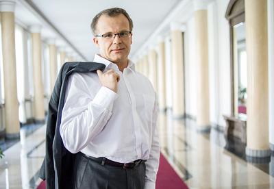 Na początku transformacji Polska korzystała ze wsparcia ekspertów zewnętrznych w pokonywaniu drogi między gospodarką centralnie planowaną a wolnym rynkiem. Z czasem nasi ekonomiści też zaczęli dzielić się swoim know-how. Ludwik Kotecki, były wiceminister finansów, wykorzysta doświadczenie z ul. Świętokrzyskiej do pomocy paragwajskiemu rządowi w ustabilizowaniu finansów publicznych.