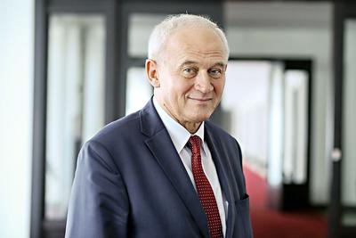 MINISTER POKAŻE MINISTROWI: Minister Krzysztof Tchórzewski skarży się, że bez informacji skarbowych nie może prowadzić polityki energetycznej państwa.