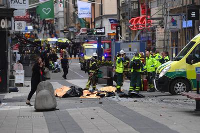 Sztokholm, miejsce ataku terrorystycznego przy domu towarowym Ahlens na ulicy Drottninggatan