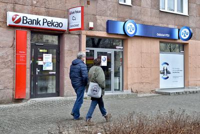 FINANSOWE IMPERIUM: Po zamknięciu transakcji z Włochami powstanie potężna grupa finansowa PZU-Pekao, większa niż PKO BP. Według naszych informacji, decyzja o tym, kto będzie sprawował nad nią „polityczną” kontrolę i czy powinna być skupiona w jednych rękach, zapadnie w najwyższych kręgach władzy PiS.
