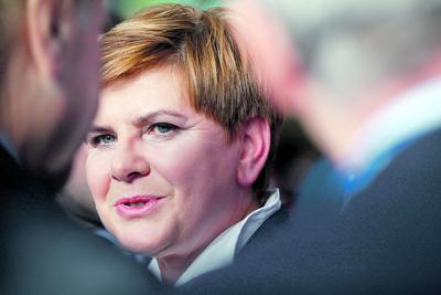Beata Szydło, kandydatka PiS na premiera, przekonuje, że jej partia od zapowiedzi programowych na konwencji w Katowicach, teraz przejdzie do prezentacji konkretnych projektów ustaw, które wejdą w życie po wygranych wyborach.