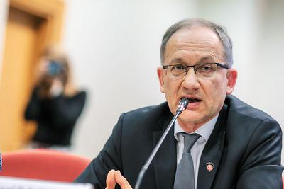 Ograniczenie liczby wydawanych interpretacji może być zjawiskiem korzystnym dla samych podatników – uważa Paweł Cybulski, podsekretarz stanu w Ministerstwie Finansów. Tłumaczy, że ich ogrom nie sprzyja jasności i pewności prawa z punktu widzenia przeciętnego podatnika szukającego informacji o swojej sytuacji.