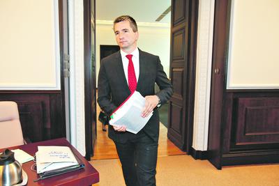 Mateusz Szczurek, mimo młodego wieku, stara się pokazać, że nie jest malowanym ministrem finansów, ale ekonomistą z wizją i charyzmą, który chce zmieniać rzeczywistość. Na krajowym podwórku zapowiedział, że podejmie próbę przeprowadzenia rewolucji w systemie podatkowym, a teraz na europejskiej scenie rzuca odważną koncepcję wyciągnięcia Europy ze stagnacji.