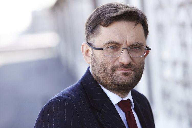 PLAN A WYKONANIE: Koncepcja połączenia kilku państwowych spółek w narodowego czempiona nabierała kształtów w gabinecie Pawła Tamborskiego, wiceministra skarbu. PHN miał wzmocnić rynek kapitałowy w Polsce. Jednak formuła prywatyzacji przyjęta przez skarb sprawi prawdopodobnie, że spółka wkrótce zniknie z giełdy. Fot. ARC PLAN A WYKONANIE: Koncepcja połączenia kilku państwowych spółek w narodowego czempiona nabierała kształtów w gabinecie Pawła Tamborskiego, wiceministra skarbu. PHN miał wzmocnić rynek kapitałowy w Polsce. Jednak formuła prywatyzacji przyjęta przez skarb sprawi prawdopodobnie, że spółka wkrótce zniknie z giełdy. Fot. ARC
