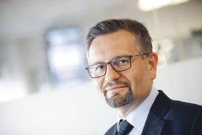 Grzegorz Zatryb obstawia, że polskie papiery skarbowe będą zyskiwać dzięki skupowi aktywów przez EBC. Przy wyjątkowo stabilnym kursie złotego i lepszym ratingu Polski w porównaniu z niektórymi krajami strefy euro nie ma powodu, by to rentowności nad Wisłą były relatywnie wyższe