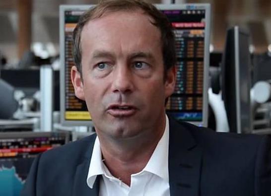 Simon Fasdal udziela wywiadu na tle dealingroomu. Fot. Saxo Bank. Simon Fasdal udziela wywiadu na tle dealingroomu. Fot. Saxo Bank.