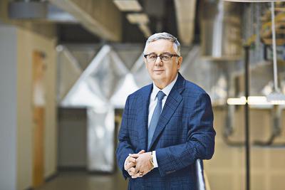 W ocenie Comarchu, którym kieruje Janusz Filipiak (na zdjęciu), przejmowanie utrzymania KSI ZUS przebiega zgodnie z umową i harmonogramem. Krzysztof Dyki, szef IT ZUS, twierdzi tymczasem, że szczegóły przejęcia kolejnych usług są ustalane i nie ma już marginesu na zwłokę.