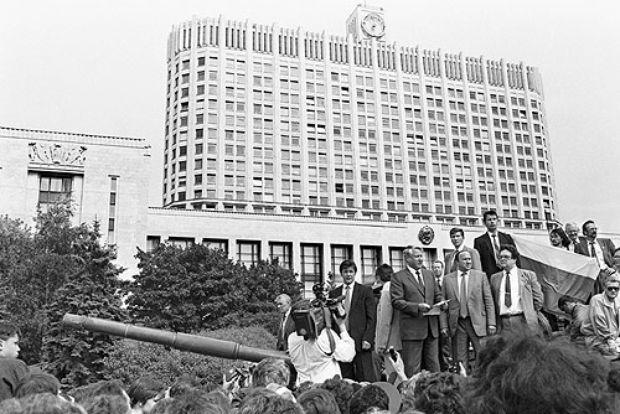 Borys Jelcyn przed gmachem parlamentu, 19 sierpnia 1991 Borys Jelcyn przed gmachem parlamentu, 19 sierpnia 1991
