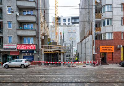 Plomba. Odbudowana kamienica będzie prosta i elegancka, co widać na wizualizacji obok. Poniżej — kameralna inwestycja wypełni lukę w zabudowie przy ulicy Kościuszki 130.