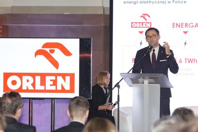 Prezes PKN Orlen Daniel Obajtek podczas prezentacji związanej z ogłoszeniem wezwania do sprzedaży akcji Energi
