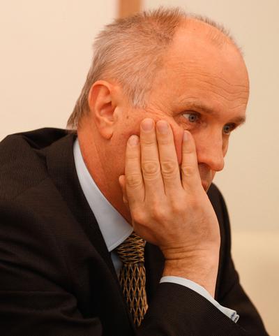 Kierowana przez Andrzeja Jakubiaka Komisja Nadzoru Finansowego ostrzega, że propozycje UOKiK mogą podważyć stabilność systemu finansowego w Polsce i kosztować branże ubezpieczeniową nawet 4 mld zł. Stratni mają być też klienci, którzy skorzystają z okazji i zerwą polisy, tracąc szansę na przyszłe zyski.