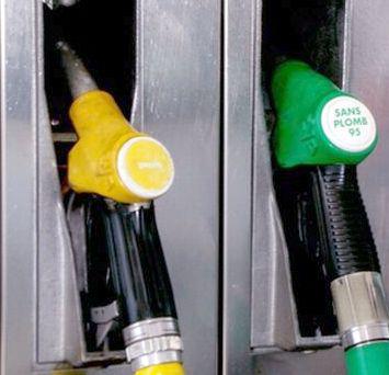 Kierowcy się cieszą, bo paliwo nieznacznie potaniało. Kierowcy się cieszą, bo paliwo nieznacznie potaniało.