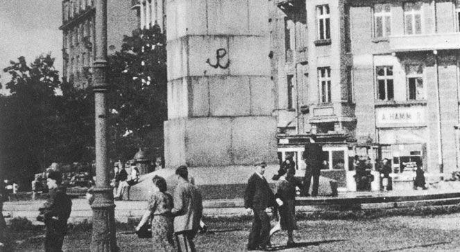 Znak Polski Walczącej na cokole Pomnika Lotnika Znak Polski Walczącej na cokole Pomnika Lotnika