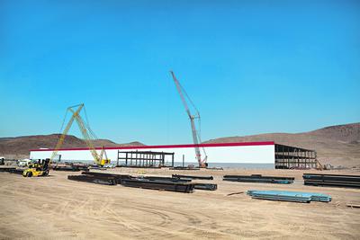 : Gigafactory1 produkuje baterie dla fabryki aut we Fremont w Kalifornii. Elon Musk nie sprecyzował, czy Gigafactory2 w Europie miałaby produkować tylko baterie, czy może auta i baterie. W walkę o projekt włączyło się jednak kilka krajów, w tym Polska. [