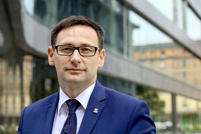 PKN Orlen, którego prezesem jest Daniel Obajtek, zapewnił wczoraj po sesji, że koncentruje się na przejęciu Lotosu, projektach petrochemicznych oraz farmach wiatrowych na Bałtyku. O atomie ani słowa.