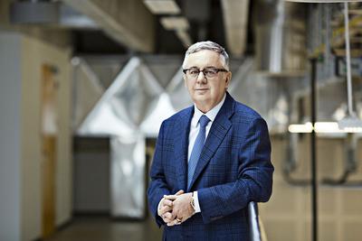 Ustawa o jawności życia publicznego sprawia, że wielu biznesmenów, w tym Janusz Filipiak i Grzegorz Hajdarowicz, szefowie giełdowych firm Comarch i KCI, będzie miało twardy orzech do zgryzienia. Tylko dlatego, że kiedyś zdecydowali się robić wspólne interesy z państwem lub samorządem…