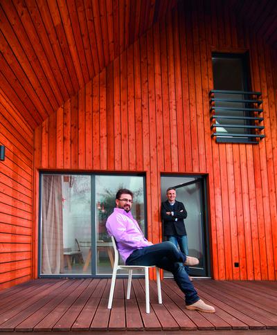 Ambitne plany. Rocznie Simple House buduje kilkanaście domów. Przez trzy lata powstało ich 35, ale przedstawiciele firmy mają nadzieję na produkcję 30, a w przyszłości nawet kilkuset energooszczędnych domów rocznie. Od lewej: Rafał Raczkowski, dyrektor ds. sprzedaży, i Adam Czajkowski, prezes i założyciel Simple House.