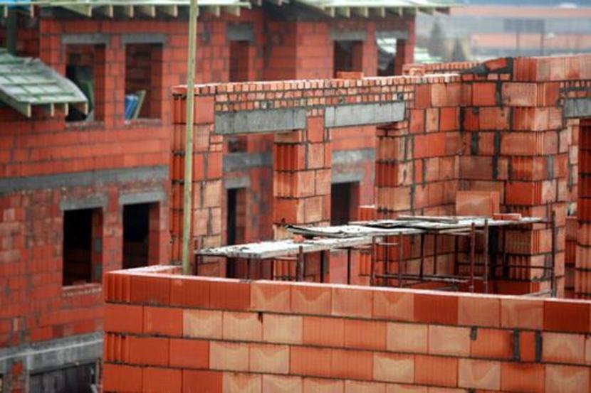 Deweloperzy zwalniają tepo rozpoczynania nowych inwestycji. Deweloperzy zwalniają tepo rozpoczynania nowych inwestycji.