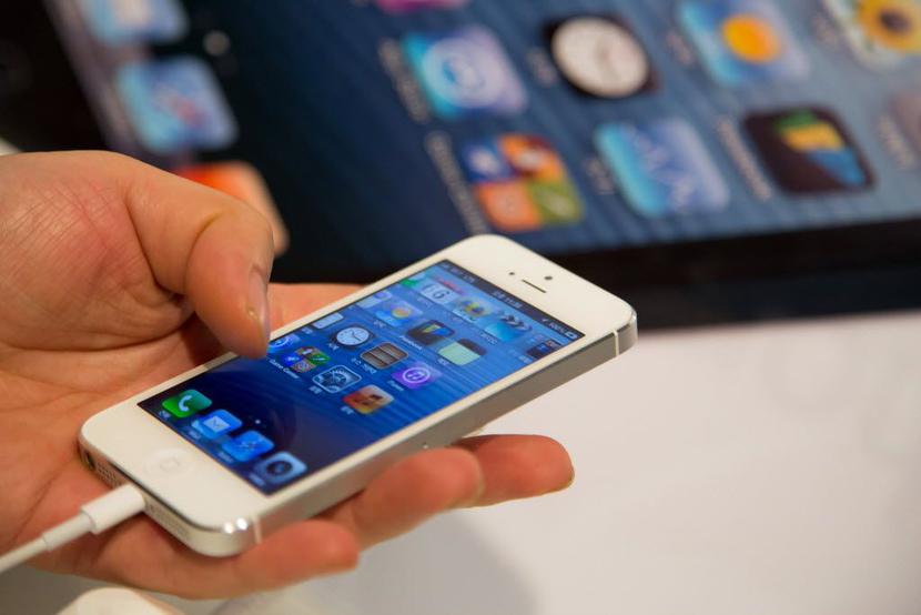 Sprzedaż smartfona Apple’a w Indiach w I kw. tego roku spadła o 47 proc. w porównaniu z ostatnimi kwartałem 2012 r. (Fot. Bloomberg) Sprzedaż smartfona Apple’a w Indiach w I kw. tego roku spadła o 47 proc. w porównaniu z ostatnimi kwartałem 2012 r. (Fot. Bloomberg)