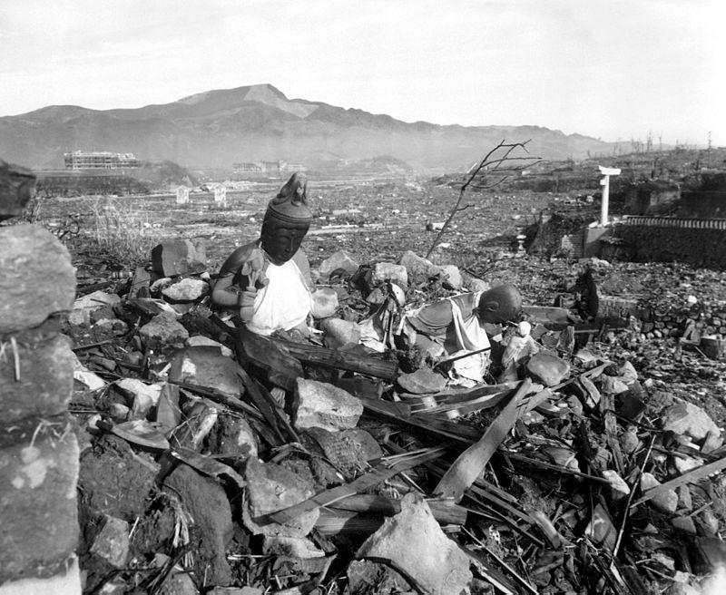 Świątynia buddyjska po ataku jądrowym na Nagasaki. Zdjęcie wykonano 24 września 1945 r. Świątynia buddyjska po ataku jądrowym na Nagasaki. Zdjęcie wykonano 24 września 1945 r.