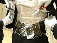 ińska straż graniczna zatrzymała mężczyznę przemycającego z Hongkongu 30 smartfonów iPhone 4S. Przemytnik przymocował urządzenia do ciała przy użyciu taśmy klejącej. ińska straż graniczna zatrzymała mężczyznę przemycającego z Hongkongu 30 smartfonów iPhone 4S. Przemytnik przymocował urządzenia do ciała przy użyciu taśmy klejącej.