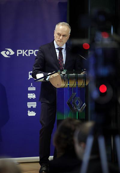 Czesław Warsewicz, prezes PKP Cargo, prognozuje, że udział przewozów węgla będzie spadać w strukturze transportu spółki, a rosnąć udział ładunków intermodalnych. Jednocześnie podkreśla, że ostatnio kontenerami na platformach intermodalnych wozi się… koks.