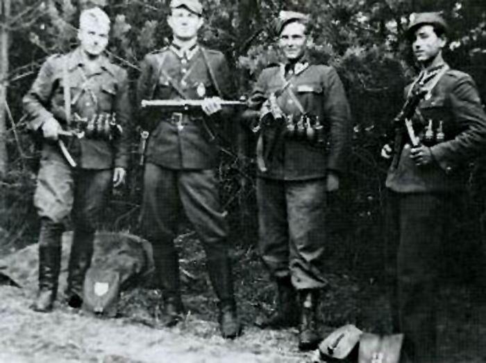 Czerwiec 1947. Żołnierze Wyklęci antykomunistycznego podziemia. Od lewej: Henryk Wybranowski Czerwiec 1947. Żołnierze Wyklęci antykomunistycznego podziemia. Od lewej: Henryk Wybranowski