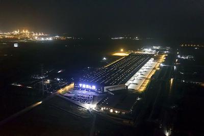 Gigafabryka Tesli w Shanghaju została wybudowana w 10 miesięcy i już w październiku zaczęła testową produkcję. Docelowo będzie z niej wyjeżdżać ponad 3 tys. elektrycznych aut (Model 3) tygodniowo.