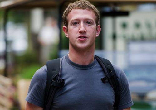 Prezes Mark Zuckerberg, czyli zero garniturów, tylko koszulki i bluzy FOT. Blloomberg Prezes Mark Zuckerberg, czyli zero garniturów, tylko koszulki i bluzy FOT. Blloomberg