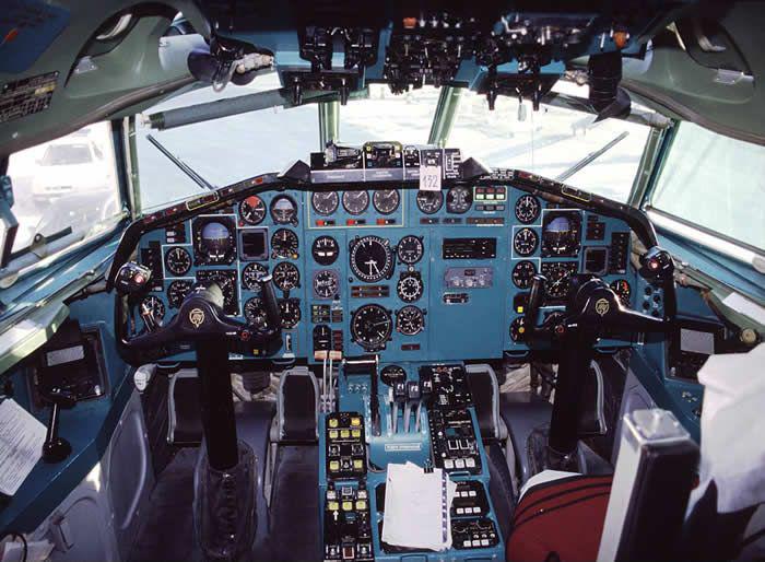Kabina pilotów w Tu-154 Kabina pilotów w Tu-154