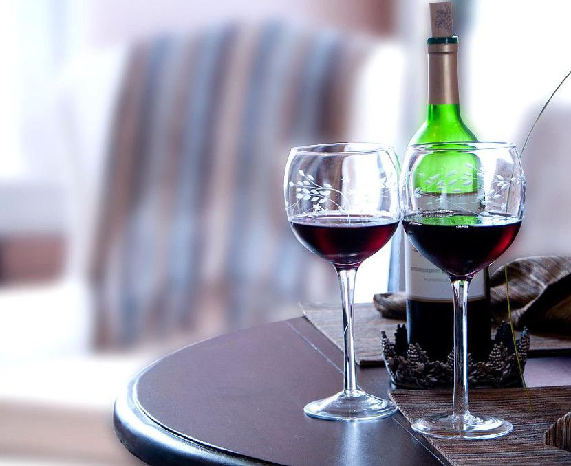 W krajach takich jak Francja, Hiszpania czy Włochy ludzie nadal piją dużo wina do posiłków, ale powoli ich zwyczaje się zmieniają. Piją mniej, ale częściej stawiają na jakość (FOT. rkirbycom/RGB Stock) W krajach takich jak Francja, Hiszpania czy Włochy ludzie nadal piją dużo wina do posiłków, ale powoli ich zwyczaje się zmieniają. Piją mniej, ale częściej stawiają na jakość (FOT. rkirbycom/RGB Stock)