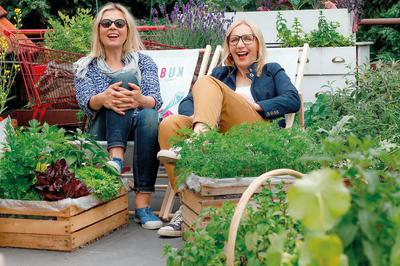 Oliwia Gede-Niewiadomska (z lewej) i Daria Pawlewska powołały do życia redakcję marzeń — ogród na tarasie, wspólne gotowanie całego zespołu i sesje,po których można zjeść fotografowane potrawy to tylko niektóre atrakcje