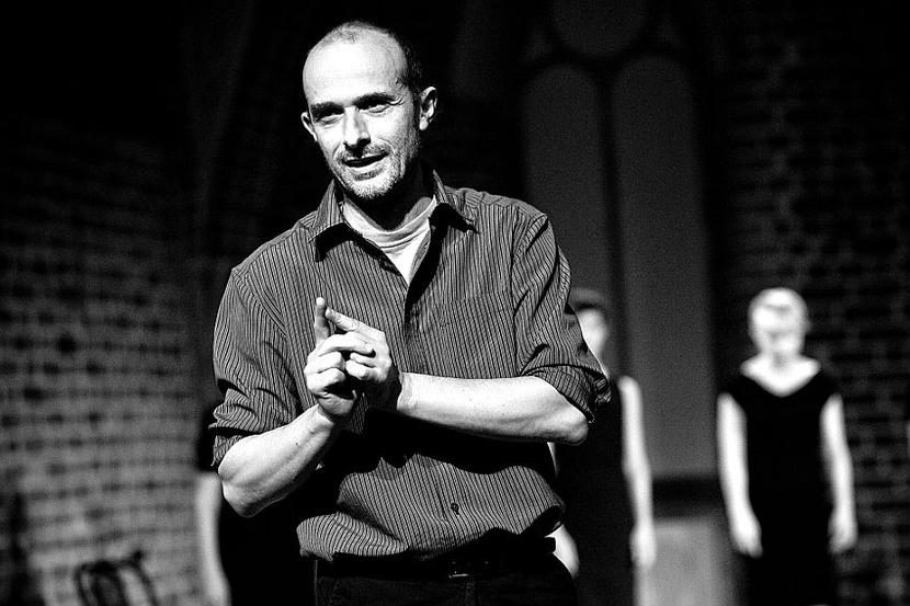 Grzegorz Bral, aktor, reżyser, twórca i współzałożyciel razem z Anną Zubrzycki Teatru Pieśń Kozła we Wrocławiu, pomysłodawca i dyrektor Brave Festival – „Przeciw wypędzeniom z kultury” (FOT. mat.prasowe) Grzegorz Bral, aktor, reżyser, twórca i współzałożyciel razem z Anną Zubrzycki Teatru Pieśń Kozła we Wrocławiu, pomysłodawca i dyrektor Brave Festival – „Przeciw wypędzeniom z kultury” (FOT. mat.prasowe)