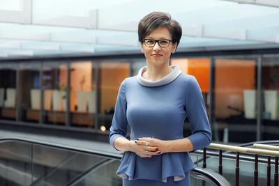 Nominacja prof. Małgorzaty Zaleskiej do Komisji Nadzoru Finansowego, niezależnie od jej kompetencji i zastrzeżeń związanych z brakiem absolutorium będzie wypowiedzenie otwartej wojny wicepremierowi Mateuszowi Morawieckiemu (na górze) przez prof. Adama Glapińskiego, szefa NBP.