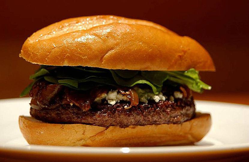 Choć na rynku kanapkowym we Francji rządzi bez wątpienia McDonalds, do menu wprowadzają burgery również restauracje wykwintne, prześcigając się w pomysłach na zdrową wersję amerykańskiego dania (FOT. Bloomberg) Choć na rynku kanapkowym we Francji rządzi bez wątpienia McDonalds, do menu wprowadzają burgery również restauracje wykwintne, prześcigając się w pomysłach na zdrową wersję amerykańskiego dania (FOT. Bloomberg)