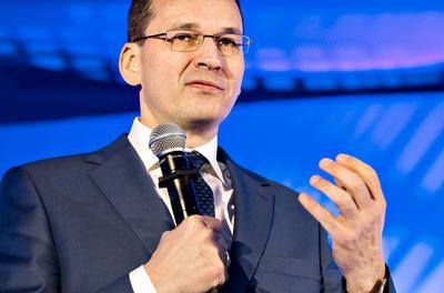 KUSZĄ I PŁOSZĄ:Wicepremier Mateusz Morawiecki, kierujący Ministerstwem Rozwoju, odbył w lipcu w Londynie serię spotkań z inwestorami. Zachęcał ich do lokowania kapitału w Polsce. Przykład zagranicznych podmiotów, które zainwestowały w branży OZE, a teraz krytykują polskie otoczenie regulacyjne, nie jest jednak budujący.