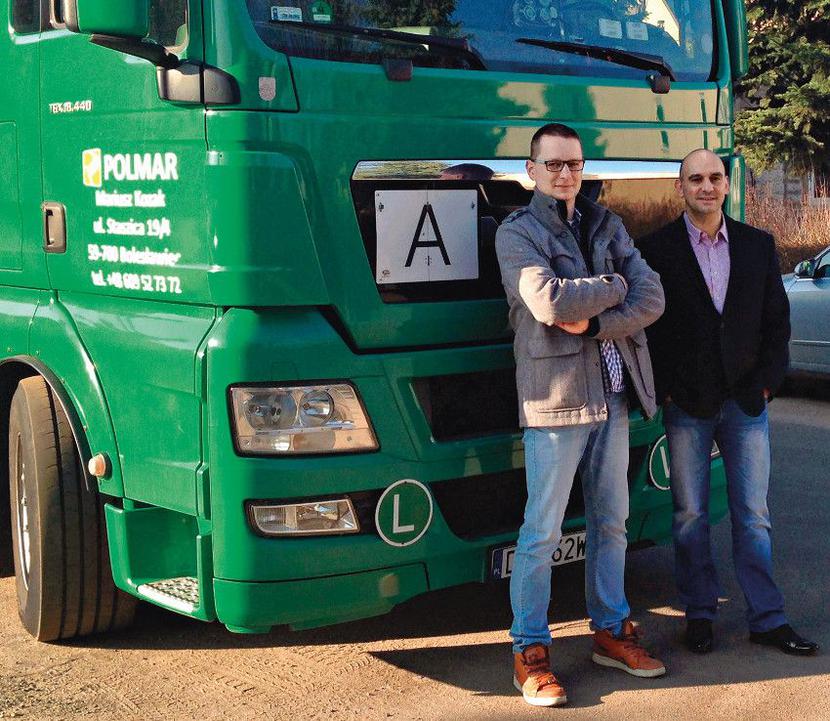 Trudny rynek.
Polscy przewoźnicy odgrywają znaczącą rolę w transporcie europejskim, jednak barierą ich rozwoju są m.in. wysokie ceny paliw, znaczne opłaty za dostęp do infrastruktury, rozbudowane procedury administracyjne, częste modyfikacje regulacji prawnych — mówią Łukasz Piróg (po lewej) i Mariusz Kozak z T.S.H. Polmar. Trudny rynek.
Polscy przewoźnicy odgrywają znaczącą rolę w transporcie europejskim, jednak barierą ich rozwoju są m.in. wysokie ceny paliw, znaczne opłaty za dostęp do infrastruktury, rozbudowane procedury administracyjne, częste modyfikacje regulacji prawnych — mówią Łukasz Piróg (po lewej) i Mariusz Kozak z T.S.H. Polmar.