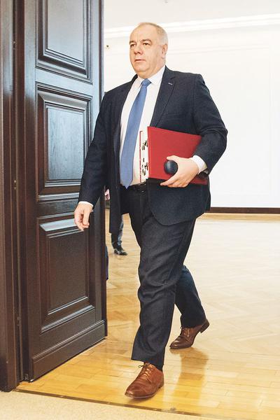 Komitet Stały Rady Ministrów, na którego czele stoi Jacek Sasin, jeszcze w październiku chciał, by do ustawy tytoniowej wprowadzono modyfikacje, które postulowały resorty rolnictwa i przedsiębiorczości, a także większość koncernów i związków branżowych. W połowie grudnia Ministerstwo Zdrowia ugięło się i przesłało projekt na biurko sekretarza Rady Ministrów. Jego dalsze losy są nieznane.