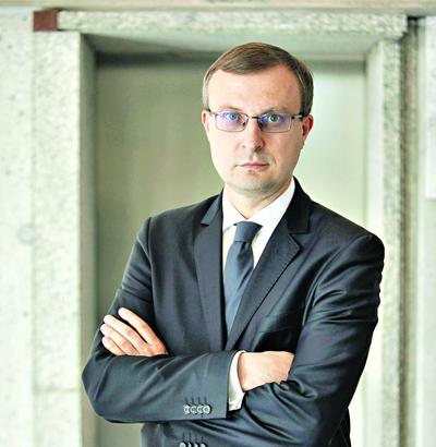 ROZWÓJ PRZEZ EKSPORT: Paweł Borys, szef rządowego wehikułu finansowego, we współpracy z Radosławem Domagalskim, wiceministrem rozwoju, napełniają rządową strategię rozwoju konkretami. Ekipa gospodarcza rządu wie już, jak będzie finansowała inwestycje i skąd pozyskiwała kapitał, teraz definiuje obszary i branże, które wymagają państwowego wsparcia. Eksport znalazł się w centrum uwagi.