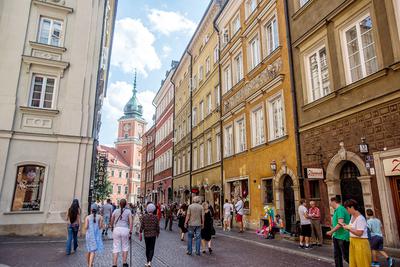 Obecna Świętojańska w XV w. dzieliła się na dwie ulice: Grodzką i św. Jana — obok rynku najdroższe w ówczesnej Warszawie. Za kamienicę tutaj trzeba było zapłacić 960 gr