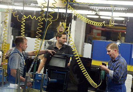 Rozwiązania IBM znajdują zastosowanie i w dużych zakładach produkcyjnych, i w małych fabrykach. Rozwiązania IBM znajdują zastosowanie i w dużych zakładach produkcyjnych, i w małych fabrykach.