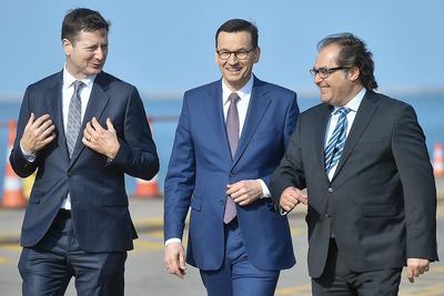 Premier Mateusz Morawiecki, odwiedzając terminal DCT, którym zarządza Cameron Thorpe (z lewej), przekonywał, że dogania on największe centra logistyczne Europy. Jego rozbudowa jest jednym z filarów planu rozwoju portów, podlegających resortowi gospodarki morskiej, którym kieruje Marek Gróbarczyk.