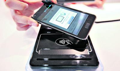 Płatności NFC to tylko jedno z rozwiązań określanych jako m-płatności. Sprawdzają się w sklepach stacjonarnych. Klienci e-sklepów jednak wciąż czekają na technologię, które pozwoli bezpiecznie i szybko dokonać transakcji przez komórkę.