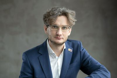 Krzysztof Bachta, obecny prezes Aliora, podkreśla, że nikt z osób nadzorujących działalność biura maklerskiego w okresie, kiedy bank sprzedawał fundusze WI, już w nim nie pracuje. Aliorem kieruje całkiem nowy zarząd. Nie zmienia to faktu, że to właśnie obecne władze będą musiały zjeść żabę, jaką dla banku jest dystrybucja tych papierów.