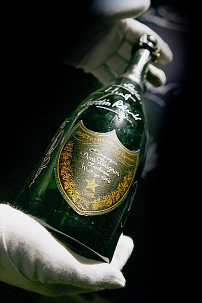 Szampan Dom Pérignon zawdzięcza nazwę benedyktynowi, a sławę m.in. Jamesowi Bondowi. Na etykiecie odnajdujemy określenie „Vintage”, oznaczające, że trunek jest rocznikowy — wszystkie spożytkowane owoce muszą zostać zebrane jednego roku.